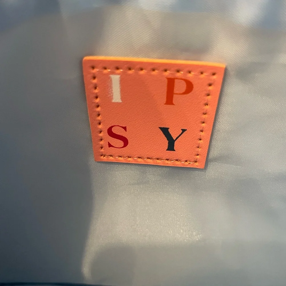 IPSY Bundle Limited Winter Bag 2021, Bear Bag Charm, & Mirror/Brush Compcact🤍🩵